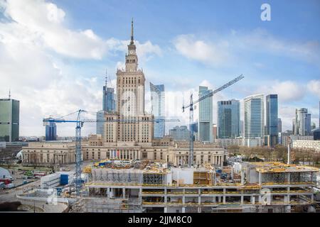 Warschau, Polen - 30. Januar 2022: Baustelle des neuen Gebäudes des Museums für Moderne Kunst vor dem Palast der Kultur und Wissenschaft, Wa Stockfoto