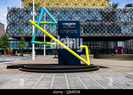 BIRMINGHAM, GROSSBRITANNIEN. 27. Juli 2022. Auf dem HUNDERTJÄHRIGEN PLATZ wird während des Queen's Baton Relay Heimkehr-Events von Birmingham 2022 - Commonwealth Games am Victoria Square am Mittwoch, den 27. Juli 2022 in BIRMINGHAM, GROSSBRITANNIEN, eine Countdown-Uhr angezeigt. Kredit: Taka G Wu/Alamy Live Nachrichten Stockfoto