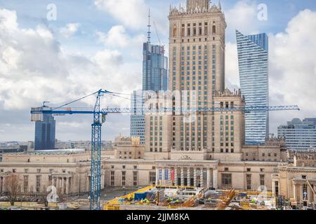 Warschau, Polen - 30. Januar 2022: Baustelle des neuen Gebäudes des Museums für Moderne Kunst vor dem Palast der Kultur und Wissenschaft, Wa Stockfoto