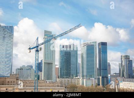 Warschau, Polen - 30. Januar 2022: Baustelle des neuen Gebäudes des Museums für Moderne Kunst vor dem Palast der Kultur und Wissenschaft, Wa Stockfoto