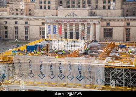 Warschau, Polen - 30. Januar 2022: Baustelle des neuen Gebäudes des Museums für Moderne Kunst vor dem Palast der Kultur und Wissenschaft, Wa Stockfoto