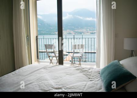 Hotelzimmer mit Blick auf den Comer See und die Stadt am Hang Stockfoto