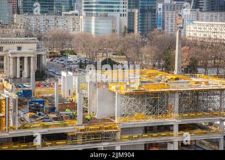 Warschau, Polen - 30. Januar 2022: Baustelle des neuen Gebäudes des Museums für Moderne Kunst vor dem Palast der Kultur und Wissenschaft, Wa Stockfoto