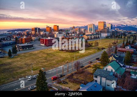Eine Luftaufnahme eines Sonnenuntergangs über der Innenstadt von Anchorage, Alaska im Frühling Stockfoto