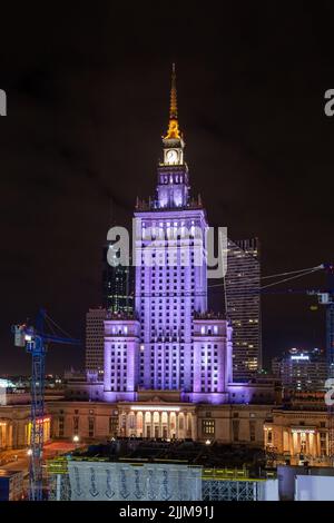 Warschau, Polen - 30. Januar 2022: Baustelle des neuen Gebäudes des Museums für Moderne Kunst vor dem Palast der Kultur und Wissenschaft, Wa Stockfoto