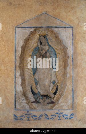 Eine vertikale Aufnahme eines Gemäldes der Gottesmutter Stockfoto