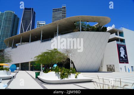 MIAMI, FL -18 MAY 2022- Blick auf das Phillip and Patricia Frost Museum of Science Gebäude auf dem Knight Plaza in der Innenstadt von Miami, Florida, United S. Stockfoto