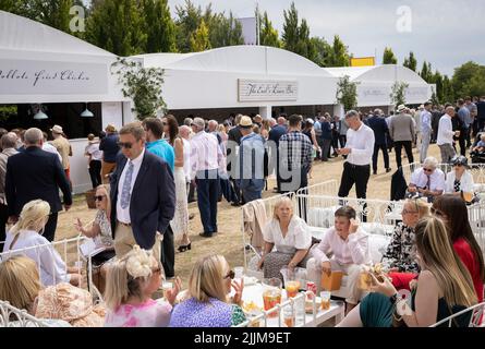 Allgemeine Ansichten am zweiten Tag des Qatar Goodwood Festival 2022 auf der Goodwood Racecourse, Chichester. Bilddatum: Dienstag, 26. Juli 2022. Stockfoto