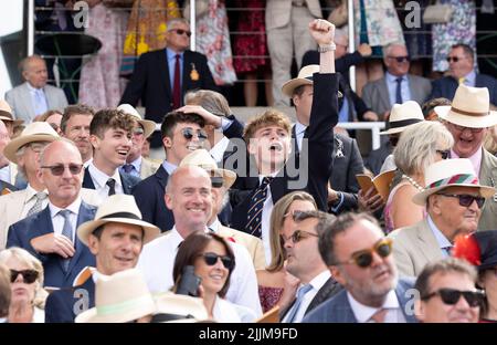 Allgemeine Ansichten der Rennfahrer am zweiten Tag des Qatar Goodwood Festival 2022 auf der Goodwood Racecourse, Chichester. Bilddatum: Dienstag, 26. Juli 2022. Stockfoto