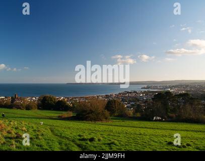 Blick über die Tor Bay von Preston Sands und Paignton nach Berry Head Brixham, wenn die Sonne im Westen, Süden von Devon, Südwest-England untergeht. Stockfoto