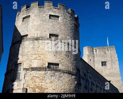 Oxford Castle ist ein meist ruiniertes mittelalterliches normannisches Schloss im Zentrum von Oxford Es hat eine lange und ereignisreiche Geschichte. Die meisten der ursprünglichen motte und bailey Street Stockfoto