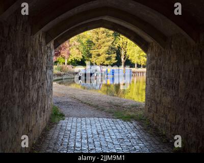 Abingdon behauptet, die älteste Stadt in England zu sein. Dies ist seine berühmte mittelalterliche Steinbrücke, an einem schönen Frühlingsmorgen. Die Brücke wurde 1416 und begonnen Stockfoto