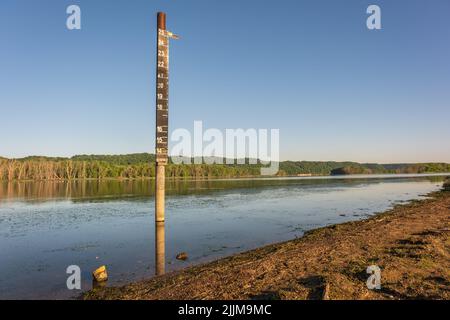 Wasserstandsanzeige, Mississippi River, Grassee du Chien, USA. Mit dieser Markierung kann der Wasserstand des Flusses überwacht werden. Stockfoto