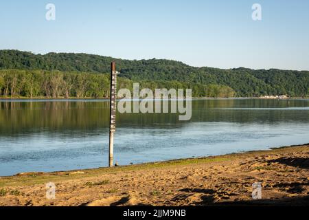 Wasserstandsanzeige, Mississippi River, Grassee du Chien, USA. Mit dieser Markierung kann der Wasserstand des Flusses überwacht werden. Stockfoto