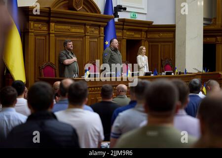 Kiew, Ukraine. 27.. Juli 2022. Die Abgeordneten des Parlaments stehen für die Zusage vor Beginn der Plenarsitzung der Verkhovna Rada, über die Ernennung von Andriy Kostin zum Generalanwalt am 27. Juli 2022 in Kiew, Ukraine, abzustimmen. Von links nach rechts stehen: Der stellvertretende Sprecher Oleksandr Kornienko, der Vorsitzende Ruslan Stefanchuk und die zweite stellvertretende Vorsitzende Olena Kondratiuk. Kredit: Ukrainisches Presidential Press Office/Ukraine Presidency/Alamy Live News Stockfoto