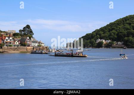 Beide unteren Dart Passagier-/Autofähren, die sich kurz vor der Überfahrt über den Fluss zwischen Kingswear (im Bild) am östlichen Ufer und Dartmouth befinden Stockfoto