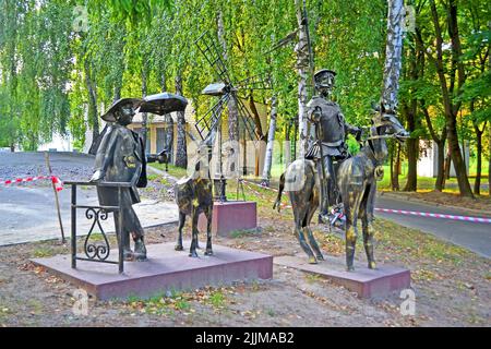 Statue von Don Quixote aus geschmiedetem Metall; sein Pferd Rocinante und sein Hausherr Sancho Panza von Miguel de Cervantes im Psychiatrischen Krankenhaus der Stadt Kiew N1. Stockfoto