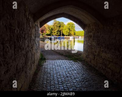 Abingdon behauptet, die älteste Stadt in England zu sein. Dies ist seine berühmte mittelalterliche Steinbrücke, an einem schönen Frühlingsmorgen. Die Brücke wurde 1416 und begonnen Stockfoto