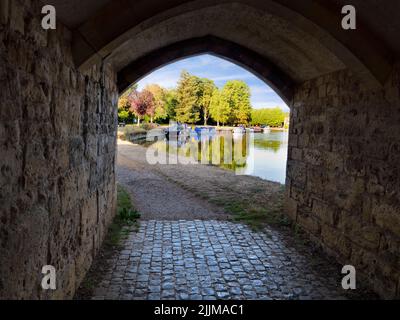 Abingdon behauptet, die älteste Stadt in England zu sein. Dies ist seine berühmte mittelalterliche Steinbrücke, an einem schönen Frühlingsmorgen. Die Brücke wurde 1416 und begonnen Stockfoto