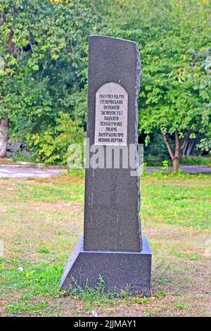 Die Gedenktafel, die etwa 750 Ärzten und Patienten gewidmet ist, wurde 1941 von hitlereindringlingen am Rande des Kirillovskoje Friedhofs getötet. Kiew. Stockfoto