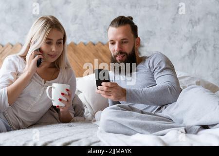 Morgen Tag Planung Mann Frau Smartphone Stockfoto