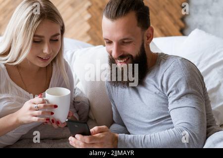 Morgen junges Paar diskutieren Plan trinken Smartphone Stockfoto