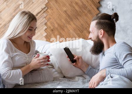 Brautpaar Flitterwochen Planung Frau Mann Smartphone Stockfoto