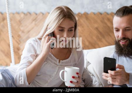 Brautpaar Flitterwochen Planung Frau Mann Smartphone Stockfoto