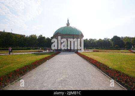 Menschen, die einen Tag im Englischen Garten in der Münchner Innenstadt in Bayern verbringen Stockfoto