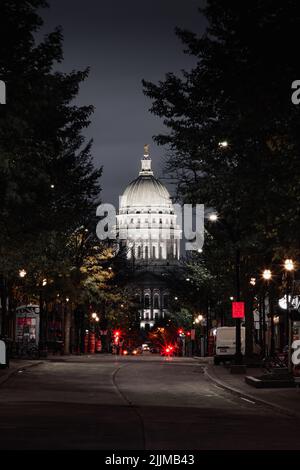 Eine vertikale Aufnahme des Wisconsin State Capitol Building bei Nacht in der Innenstadt von Madison, USA Stockfoto