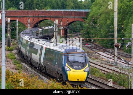 Avanti Pendolino Kippzug auf der West Coast Hauptstrecke. Stockfoto