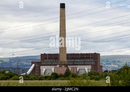 Industrielandschaft in einem Teil des Naturreservats rspb newport South wales, Mischung aus flussmündung des usk severn usw. mit Blick auf die kommerzielle Landschaft Stockfoto