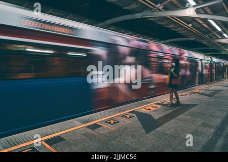 Eine Nahaufnahme der BTS-Metrostation in Bangkok Stockfoto