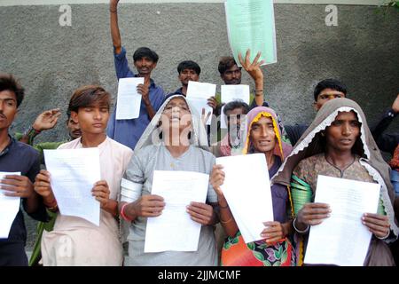 Bewohner von Matli veranstalten am Mittwoch, dem 27. Juli 2022, im Hyderabad-Presseclub eine Protestdemonstration gegen die hohe Händigkeit einflussreicher Menschen. Stockfoto