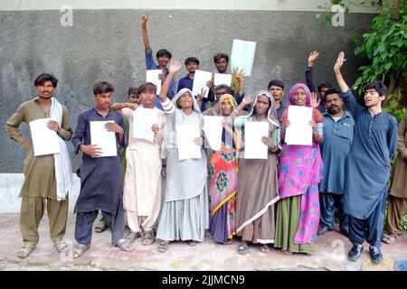 Bewohner von Matli veranstalten am Mittwoch, dem 27. Juli 2022, im Hyderabad-Presseclub eine Protestdemonstration gegen die hohe Händigkeit einflussreicher Menschen. Stockfoto