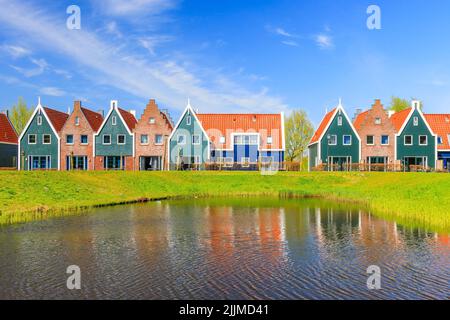 Volendam, Niederlande. Farbige Häuser des Marineparks in Volendam. Nordholland. Stockfoto