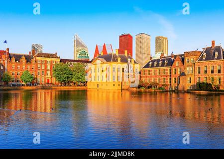 Den Haag, Niederlande. Skyline- und Parlamentsgebäude in der Innenstadt bei Sonnenuntergang. Stockfoto