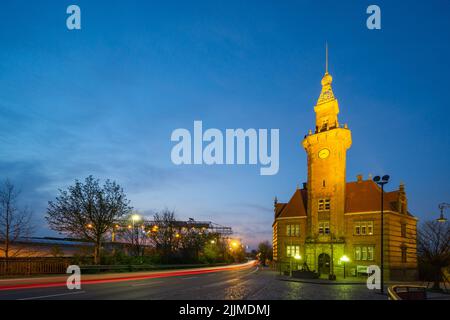 Das alte Hafenamt-Gebäude in der Dämmerung in Dortmund, Nordrhein-Westfalen, Deutschland Stockfoto