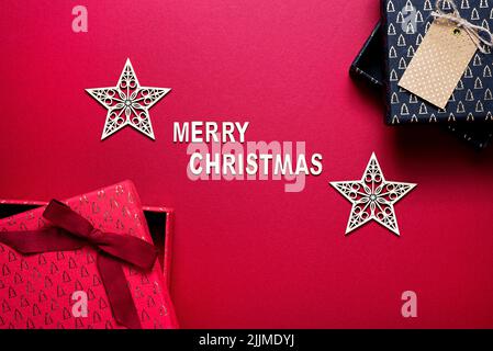 Rote Hintergrundfotografie von Weihnachtssternen, Geschenkschachteln, fröhliche weihnachten, Karte, leer Stockfoto