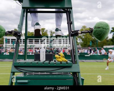 Wimbledon, Greater London, England, Juli 02 2022: Wimbledon Tennis Championship. Nahaufnahme eines Schiedsrichterstuhls mit Bananen und Mikrofon. Stockfoto