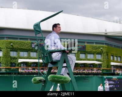 Wimbledon, Greater London, England, Juli 02 2022: Wimbledon Tennis Championship. Nahaufnahme eines Schiedsrichters während eines Spiels. Stockfoto