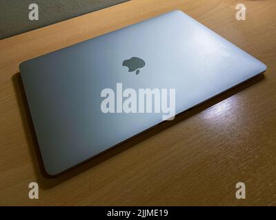 Ein MacBook Air mit M1 Chip auf einem Tisch Stockfoto
