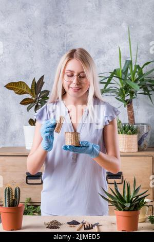 Startseite Pflanzen Hobby Frau Gummihandschuhe Samen Stockfoto