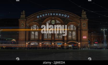 Eine Langzeitaufnahme von Straßenbahnen, die an einem Bahnhof in Bremen vorbeifahren Stockfoto