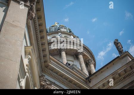 Eine niedrige Ansicht der Kuppel des Französischen Doms in Berlin Deutschland Stockfoto