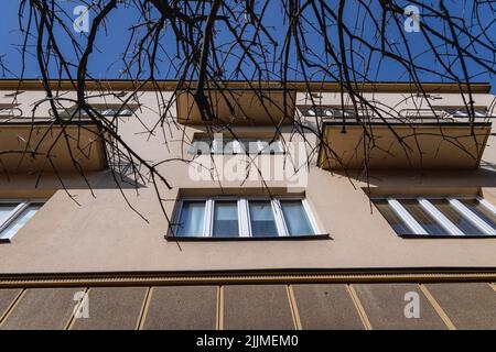 Mietshaus in der Asnyka-Straße 1, erbaut von Ignacy Kraus in den Jahren 1937-1938, Beispiel der modernistischen Architektur in Rzeszow, Polen Stockfoto