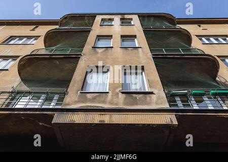 Fassade des Mietshauses in der Jagiellonska-Straße 12, gebaut von Michal Kraus in den Jahren 1937-1938, Beispiel der modernistischen Architektur in Rzeszow, Polen Stockfoto