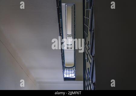 Treppe des Mietshauses in der Jagiellonska-Straße 12, gebaut von Michal Kraus in den Jahren 1937-1938, Beispiel der modernistischen Architektur in Rzeszow, Polen Stockfoto