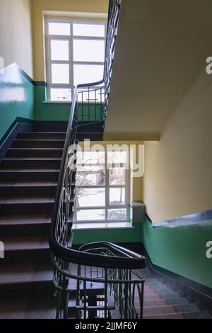 Treppe des Mietshauses in der Jagiellonska-Straße 12, gebaut von Michal Kraus in den Jahren 1937-1938, Beispiel der modernistischen Architektur in Rzeszow, Polen Stockfoto