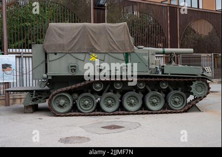 Ein offensives Militärfahrzeug, Modell M44 selbstfahrende Haubitze. Stockfoto